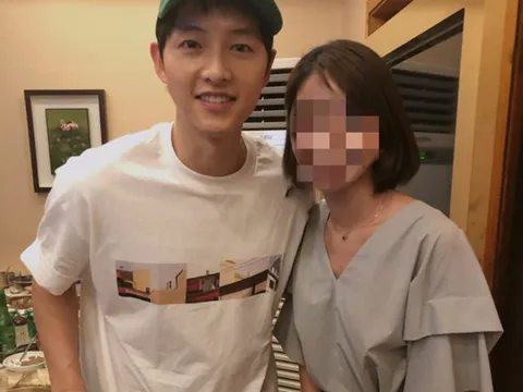 Song Joong Ki điển trai xuất hiện cùng cô gái lạ sau ly hôn