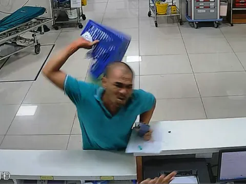 Nam bệnh nhân 'hổ báo' lao vào đánh điều dưỡng, đập phá bệnh viện