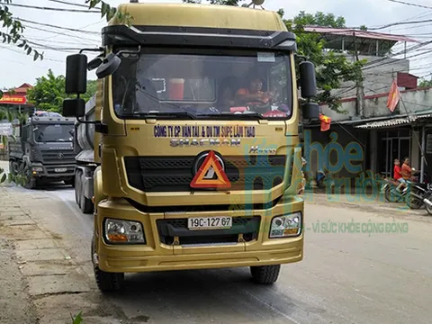 Phú Thọ: Dân lại chặn 02 xe chở hóa chất phế thải bốc mùi hôi nồng nặc đi qua khu dân cư