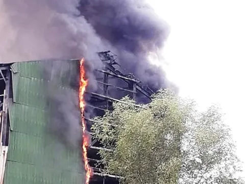 Cháy dữ dội tại lò luyện thiếc ở Nghệ An, nhiều công nhân hoảng loạn thoát ra ngoài