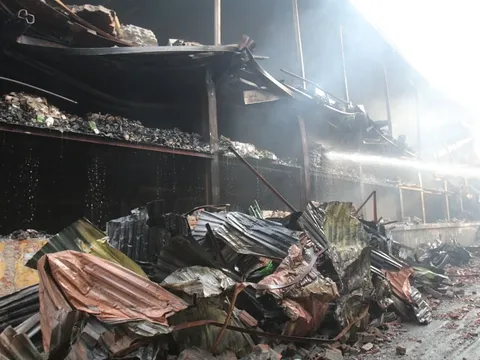 Hiện trường tan hoang sau đêm cháy kinh hoàng tại nhà máy Rạng Đông