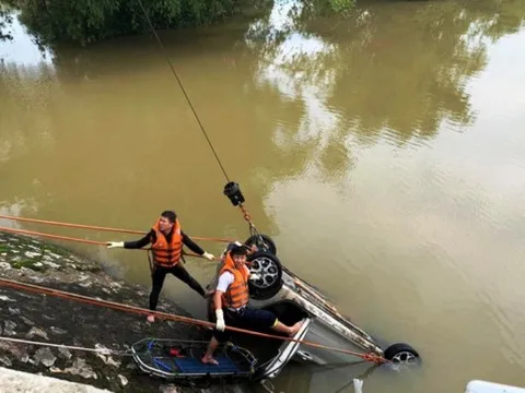 Vụ taxi rơi xuống sông Cầu Chày: Tìm thấy thi thể người phụ nữ