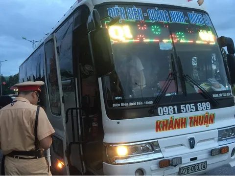 Xe khách 45 chỗ nhồi gần 90 người, tài xế bị giữ bằng lái 4 tháng