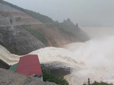 Hà Tĩnh: Mưa lớn, thủy điện xả lũ, hơn 24.600 học sinh phải nghỉ học