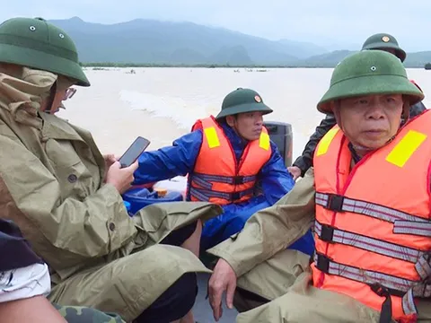 Lật thuyền thị sát vùng lũ, Phó chủ tịch và 5 cán bộ huyện trôi gần 1km