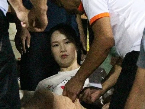 Fan nữ nhập viện cấp cứu vì bỏng pháo sáng ở sân Hàng Đẫy