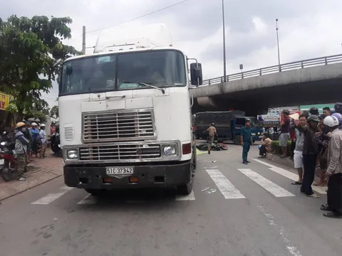 Xe đầu kéo container tông xe máy dừng đèn đỏ, một phụ nữ tử vong