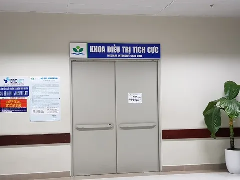 Cháu bé 3 tuổi bị bỏ quên 7 tiếng trên xe ô tô của trường, nhập viện trong tình trạng lơ mơ