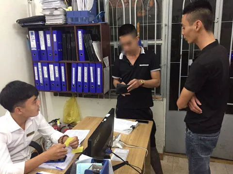 Biểu dương tài xế taxi trả lại 30 triệu đồng cho khách bỏ quên trên xe