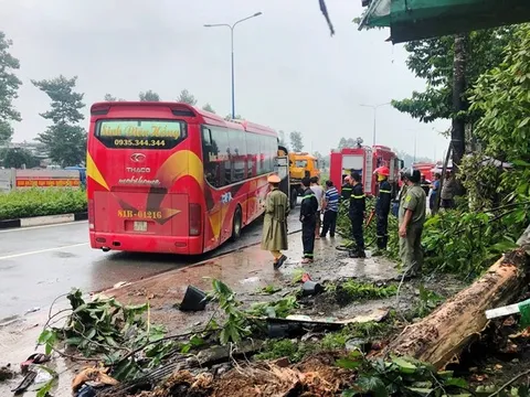 Va chạm sau tai nạn, xe khách lao vào nhà dân ở Bình Dương