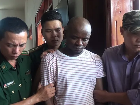 Bắt giữ 2 đối tượng người nước ngoài vận chuyển ma túy từ Lào về Việt Nam