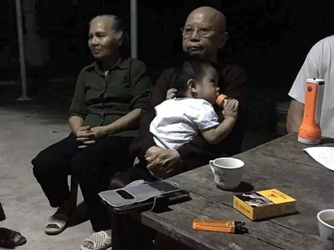 Bé trai bị mẹ bỏ rơi tại chùa La Chợ đã được người thân đến nhận lại