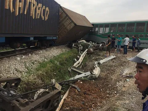 Tàu hỏa đâm nát xe tải, tài xế bị thương nặng ở Nghệ An