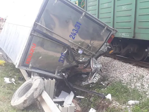 Nguyên nhân tàu hoả đâm xe tải, tài xế nhập viện nguy kịch ở Nghệ An