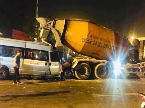 Ôtô đưa đón học sinh Gateway mắc kẹt sau cú va chạm giao thông với xe trộn bê tông