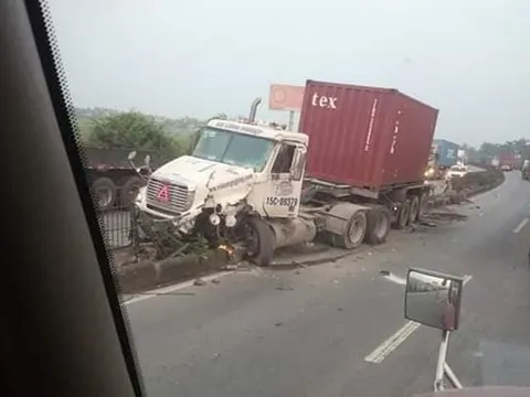 Hải Dương: Hai xe đầu kéo va chạm trên QL5, lái xe chết cháy trong cabin