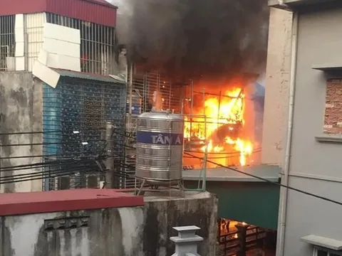 Cháy dữ dội căn nhà 3 tầng trong ngõ ở Hà Nội, khói đen bao trùm cả khu dân cư