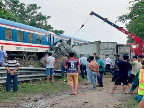 Qua đường sắt không quan sát, xe container bị tàu hỏa đâm gãy đôi