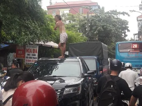 Cô gái nghi ngáo đá trèo lên nóc ô tô nhảy múa khiến cả tuyến phố ở Hà Nội ùn tắc