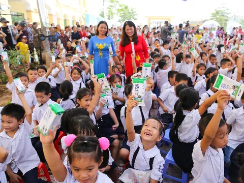 Hơn 60.000 cây xanh và 119.000 ly sữa được Vinamilk dành tặng cho trẻ em Hà Nội