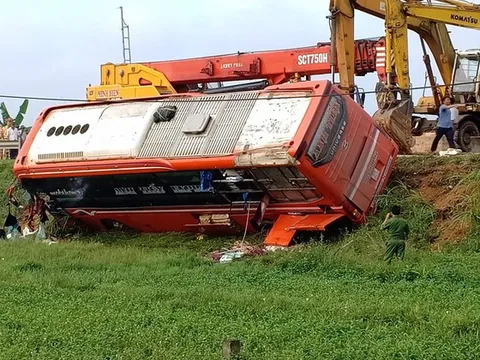 Hiện trường vụ xe khách lật nhào trên đường Hồ Chí Minh