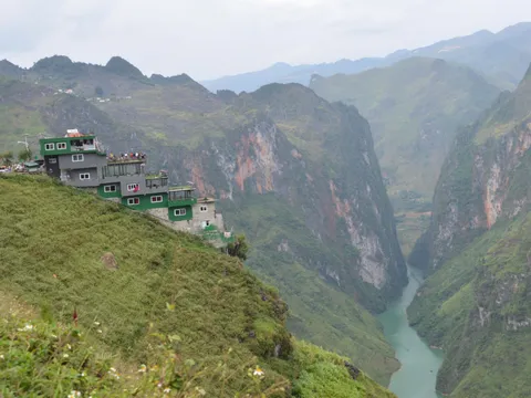 Trước nguy cơ bị phá dỡ, Mã Pí Lèng bất ngờ đổi thành màu sơn xanh