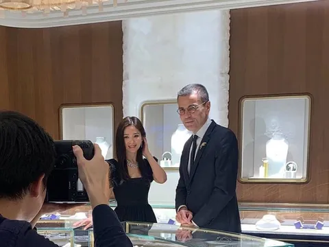 Song Hye Kyo bị bắt gặp lồng lộn dự sự kiện sau khi tuyên bố hủy lịch trình để tưởng nhớ Sulli