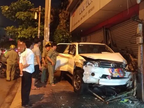 TP HCM: Ô tô lao qua dải phân cách, đâm thẳng vào nhà dân ở TP.HCM