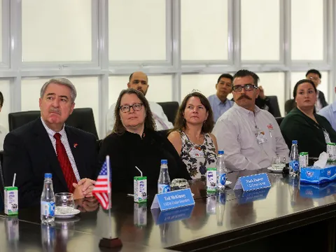 Thứ trưởng Bộ Nông nghiệp Mỹ ấn tượng với siêu nhà máy sữa của Vinamilk