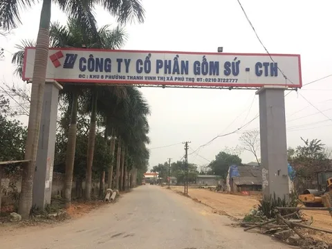 Dầu thải bị đổ trộm vào nước sạch sông Đà được người dân địa phương mua để diệt chuột