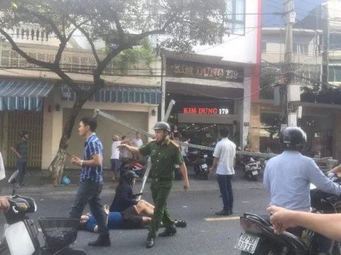 Giàn giáo từ tòa nhà cao tầng rơi trúng người đi đường