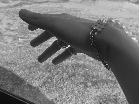 Sơn Tùng M-TP và Thiều Bảo Trâm tiếp tục dính nghi vấn hẹn hò, đeo vòng đôi và đăng trạng thái ẩn ý