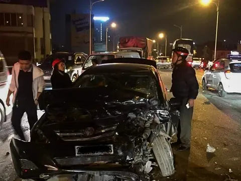 Hà Nội: Tai nạn liên hoàn giữa 3 xe ô tô trên cầu Vĩnh Tuy