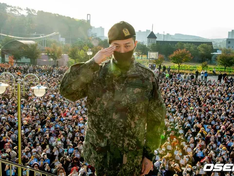 Thủ lĩnh Bing Bang G-Dragon bật khóc, cúi gập người chào 3.000 fan ngày xuất ngũ