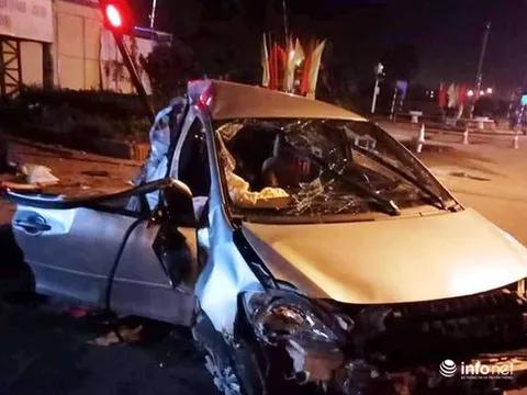Xe khách đâm nát ô tô con, 3 người tử vong, 1 người bị thương