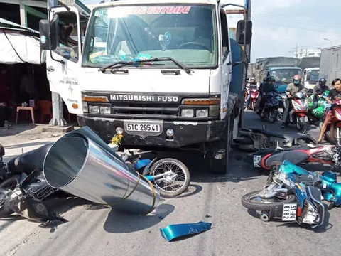 Xe tải mất thắng đâm 7 xe máy dừng đèn đỏ, 11 người bị thương