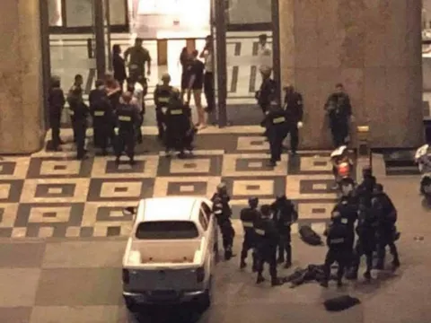 Doanh nhân khống chế 2 con tin ở toà nhà Landmark 81 được đưa đi cắt cơn nghiện