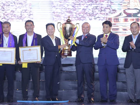 Hà Nội FC dành tặng chức vô địch cho người hâm mộ, đón nhận huân chương lao động hạng Ba