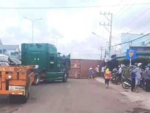 Bình Phước: Thùng container bất ngờ rơi xuống đường, đè 2 vợ chồng tử vong
