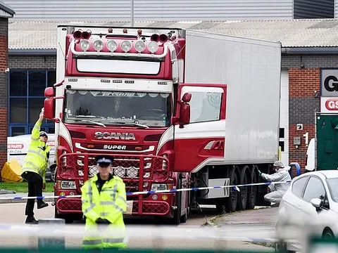 Cảnh sát Hy Lạp phát hiện 41 người di cư trong xe tải đông lạnh