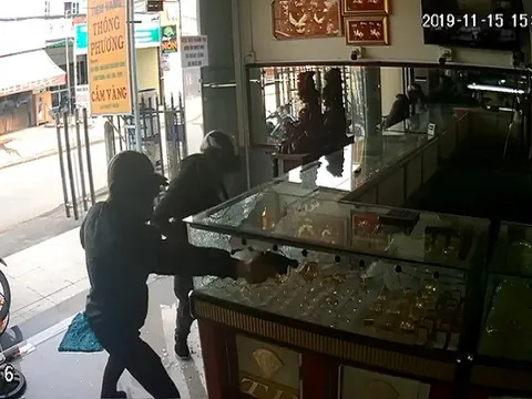 Camera hé lộ điều bất ngờ về nghi phạm nổ súng cướp tiệm vàng ở Hóc Môn