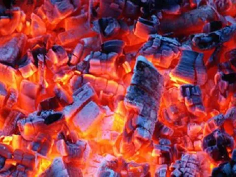 Cả gia đình ở Kon Tum nhập viện do sưởi than ở cữ, sản phụ tử vong