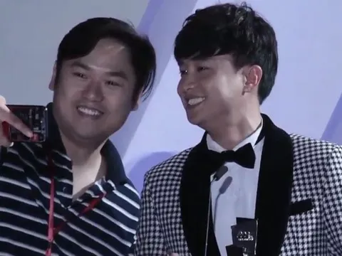 BTC AAA 2019 lên tiếng việc khán giả ào lên sân khấu chụp hình cùng Quốc Trường