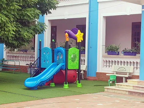 Bé 3 tuổi tử vong vì mắc kẹt ở cầu trượt của trường mầm non