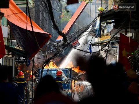 Hà Nội: Xe chở gas phát nổ, hàng trăm người dân hoảng hốt bỏ chạy