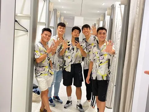 Cầu thủ U22 Việt Nam 'xả trại' đi 'săn' đồ giảm giá ngày Black Friday