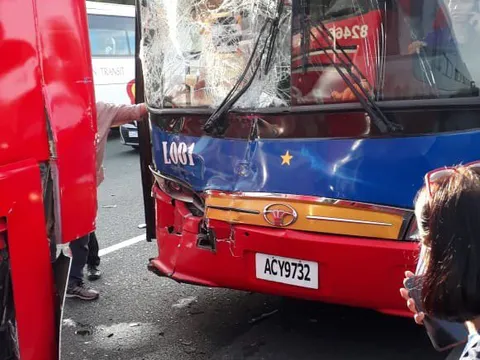 Xe chở đoàn Việt Nam gặp tai nạn trên đường đến khai mạc SEA Games