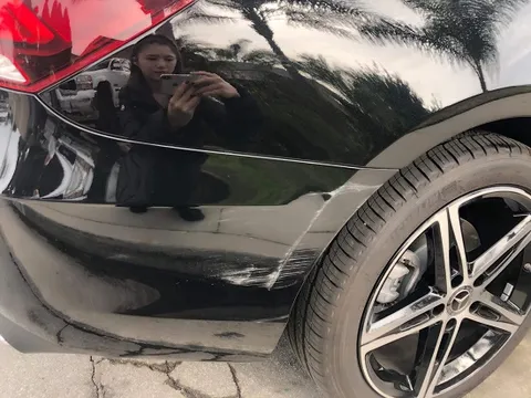 Hương Tràm bị đụng xe khi đi mua hoa tại Mỹ