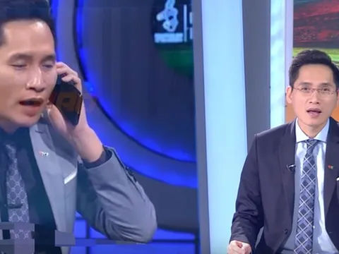 BLV Quốc Khánh xin lỗi thủ môn Bùi Tiến Dũng ngay trên sóng trực tiếp