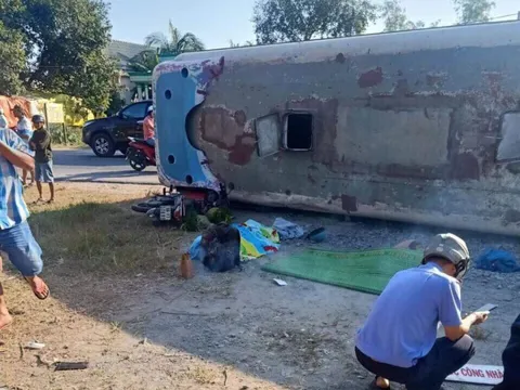 Long An: Xe chở công nhân lật ngang, đè chết 2 người đi đường